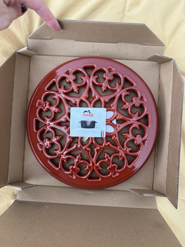 Staub lilly cast - cast, trivet