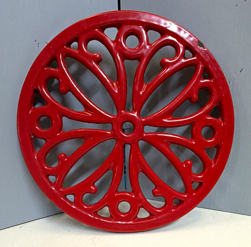 Staub cast iron lily - lily, trivet